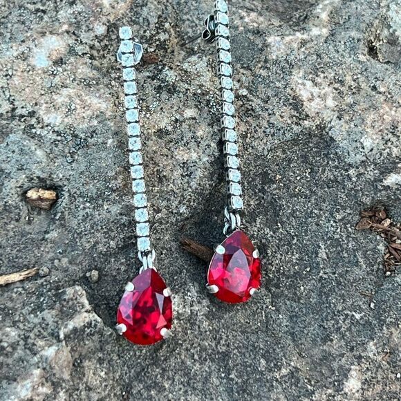 Handcrafted post earrings with red and clear Swarovski crystal - Picture 5 of 7